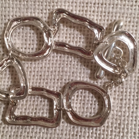 Bold silver light toggle bracelet - Picture 2 of 8